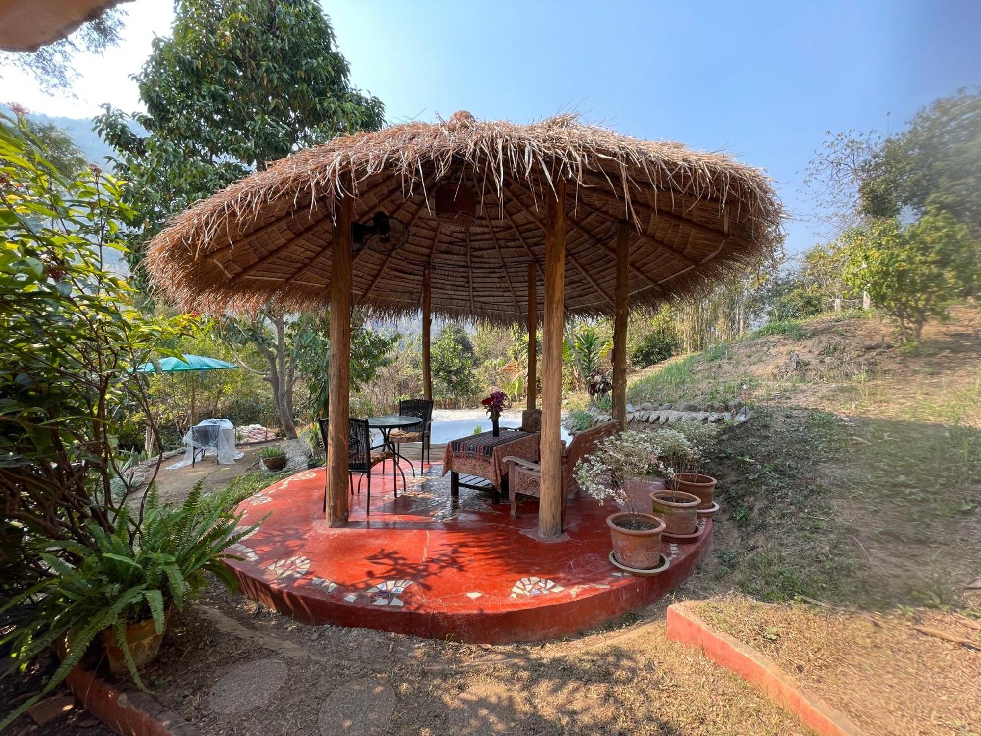 เชียงดาว ราวน์เฮ้าส์ Bed & Breakfast ภายนอก รูปภาพ