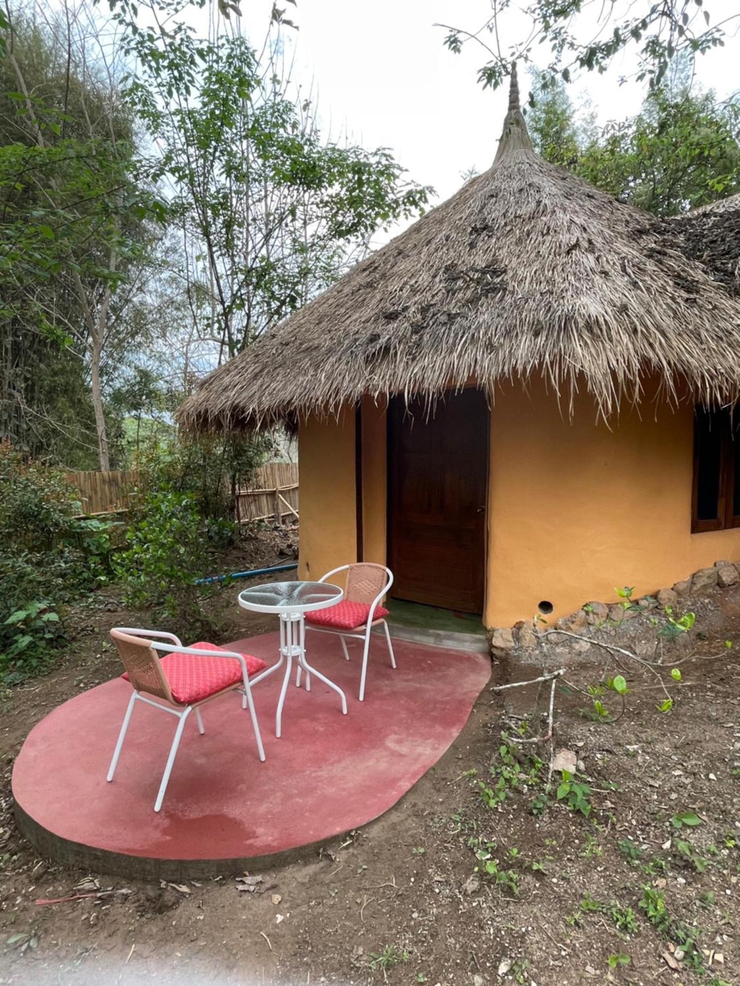 เชียงดาว ราวน์เฮ้าส์ Bed & Breakfast ภายนอก รูปภาพ