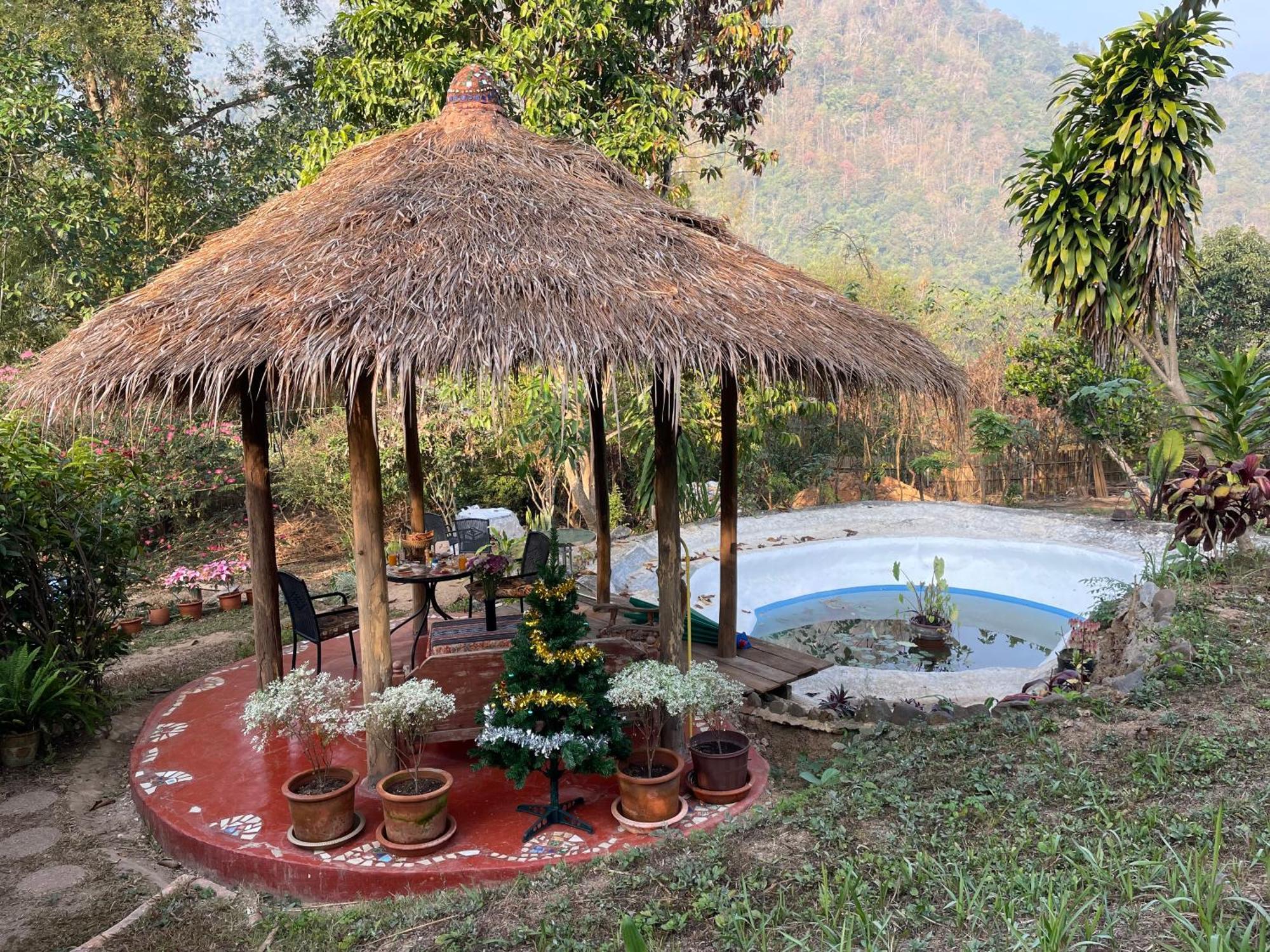 เชียงดาว ราวน์เฮ้าส์ Bed & Breakfast ภายนอก รูปภาพ