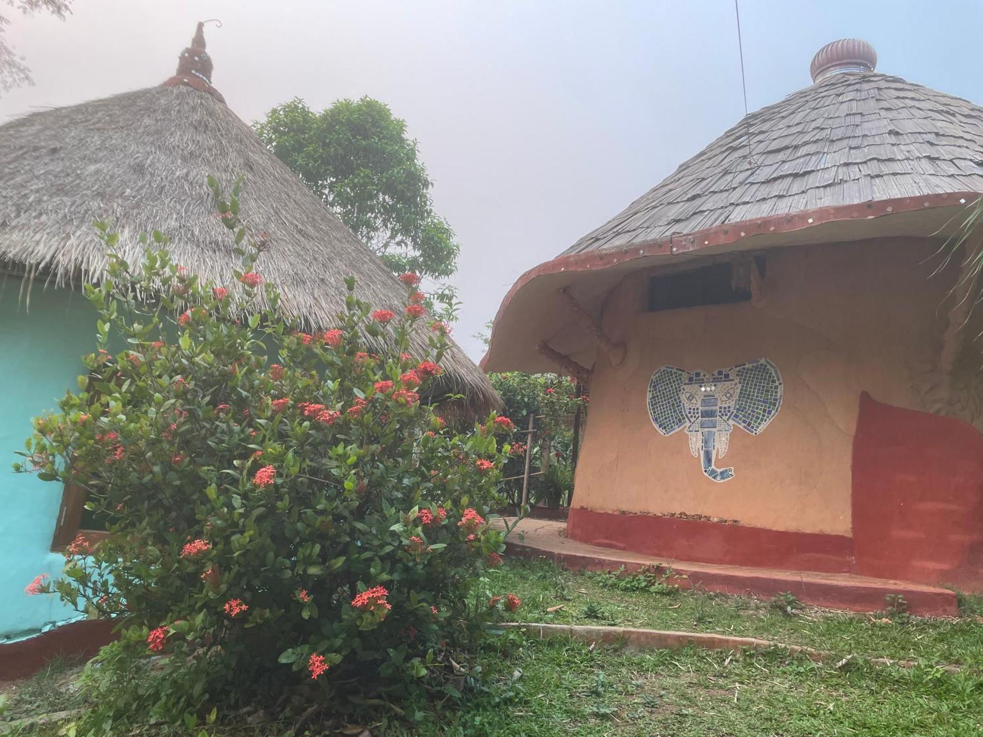 เชียงดาว ราวน์เฮ้าส์ Bed & Breakfast ภายนอก รูปภาพ