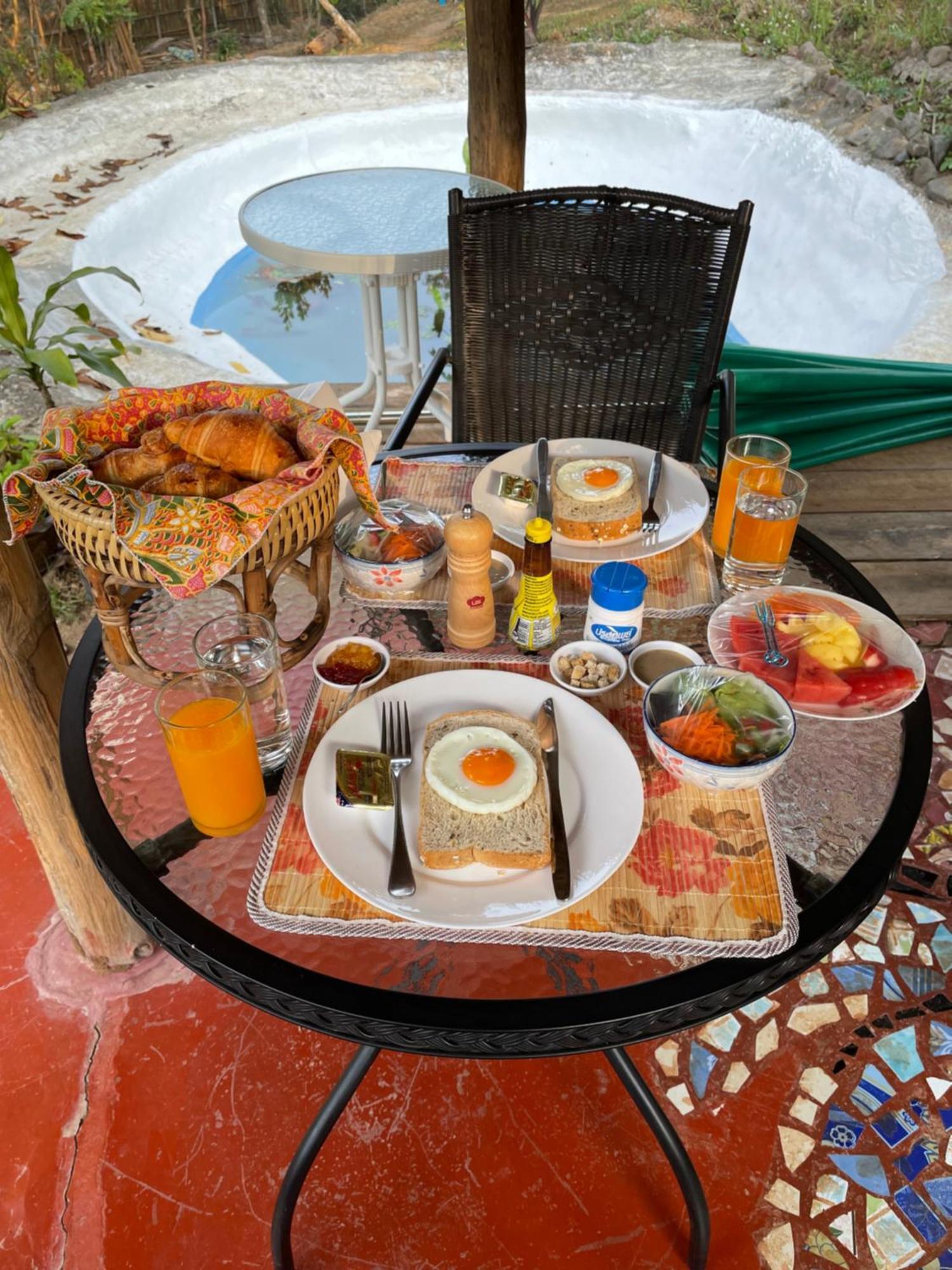 เชียงดาว ราวน์เฮ้าส์ Bed & Breakfast ภายนอก รูปภาพ