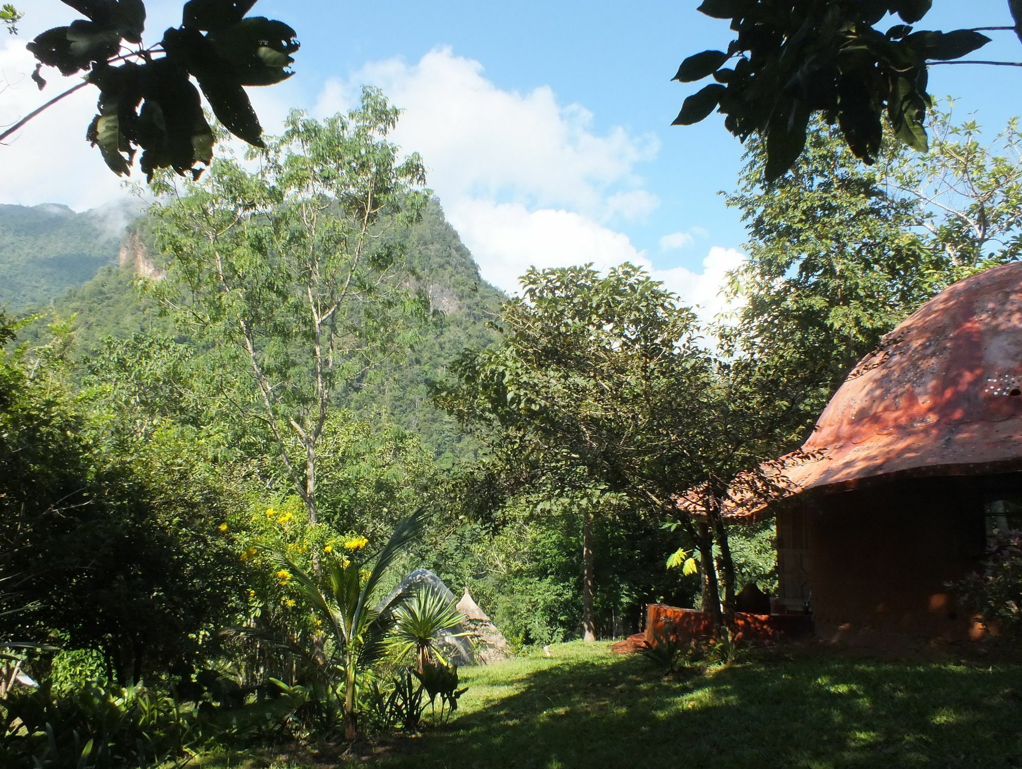 เชียงดาว ราวน์เฮ้าส์ Bed & Breakfast ภายนอก รูปภาพ